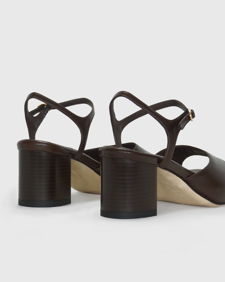 Women's mid-heel block heel open toe sandal with a concealed hidden platform of 2cm (3/4 inch) height and a stacked effect sturdy block heel of 6.5cm (2 3/4 inch) height. The elegant, minimal and timeless sandals comes with a dainty ankle strap that is elasticated to provide additional comfort. The insole is cut to a square toe shape and is fully padded for ultimate all-day comfort. This is the perfect 90's inspired cool girl sandal to wear all spring summer! Made from premium shiny espresso brown leather.